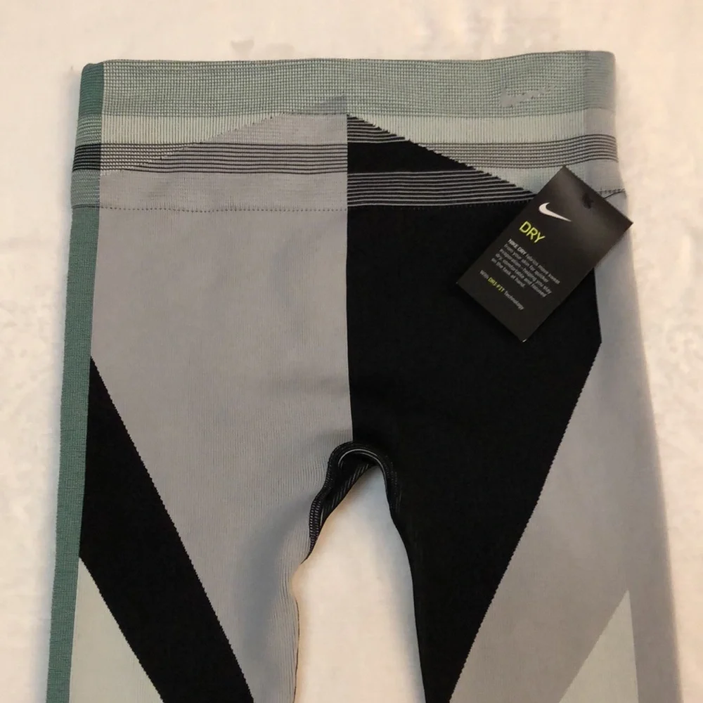 WOMEN'S NIKE SCULPT ICON CLASH CROP RUNNING TIGHTS